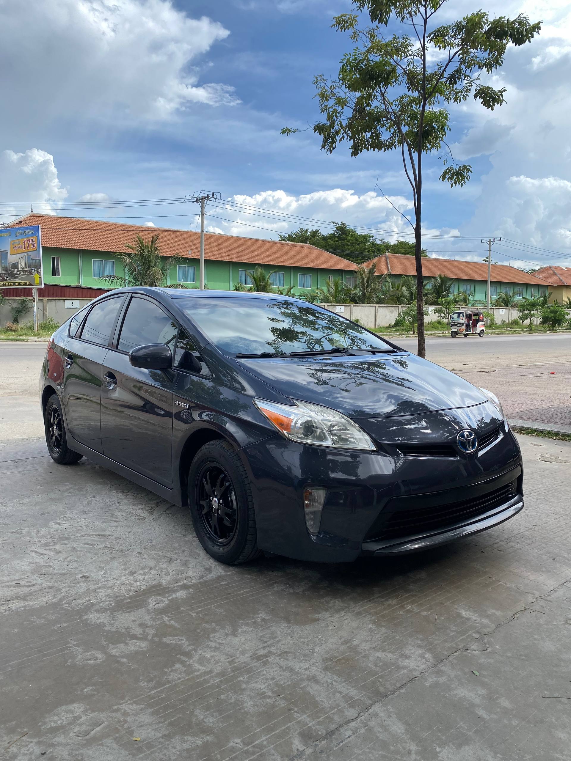 Toyota Prius ក្រដាសពន្ធ ឆ្នាំ2013 ពណ៍ប្រផេះ ទឹកថ្នាំសុីន សំបុកឃ្មុំសុីន អប់សិន3