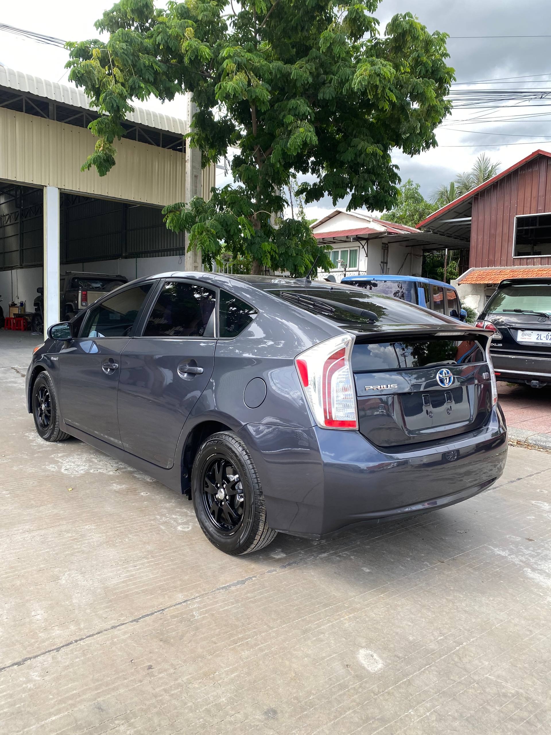 Toyota Prius ក្រដាសពន្ធ ឆ្នាំ2013 ពណ៍ប្រផេះ ទឹកថ្នាំសុីន សំបុកឃ្មុំសុីន អប់សិន3