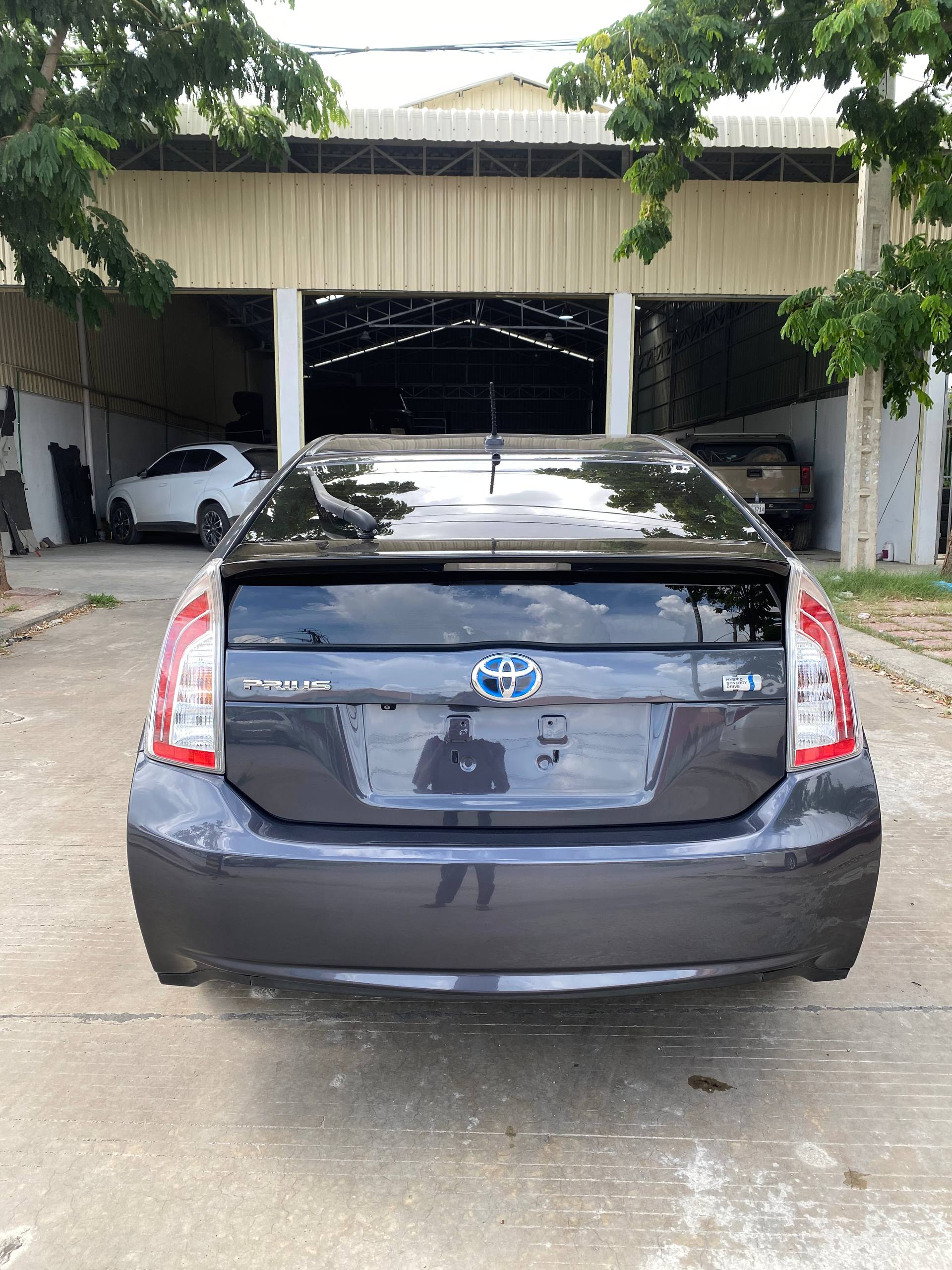 Toyota Prius ក្រដាសពន្ធ ឆ្នាំ2013 ពណ៍ប្រផេះ ទឹកថ្នាំសុីន សំបុកឃ្មុំសុីន អប់សិន3