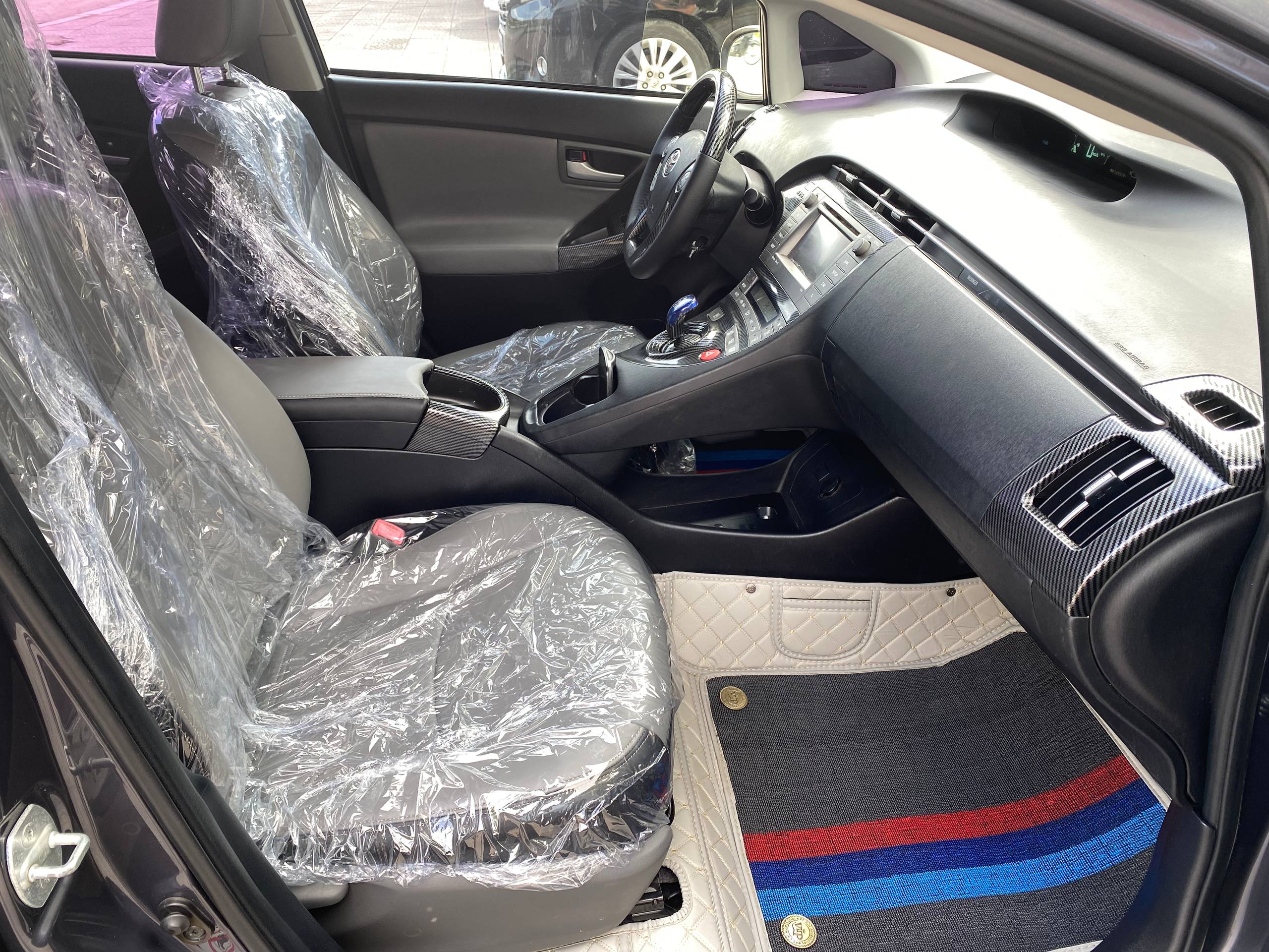 Toyota Prius ក្រដាសពន្ធ ឆ្នាំ2013 ពណ៍ប្រផេះ ទឹកថ្នាំសុីន សំបុកឃ្មុំសុីន អប់សិន3