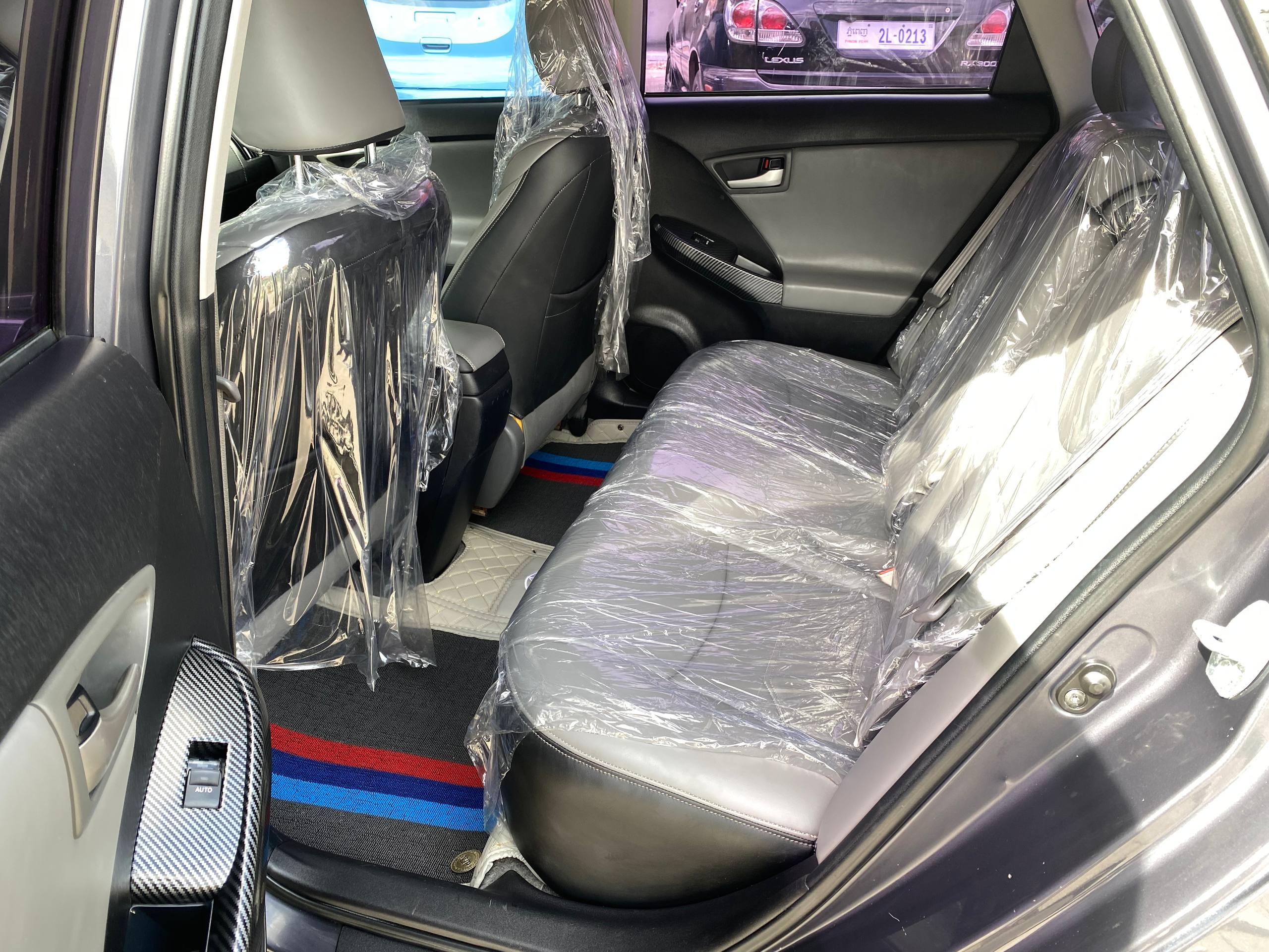Toyota Prius ក្រដាសពន្ធ ឆ្នាំ2013 ពណ៍ប្រផេះ ទឹកថ្នាំសុីន សំបុកឃ្មុំសុីន អប់សិន3