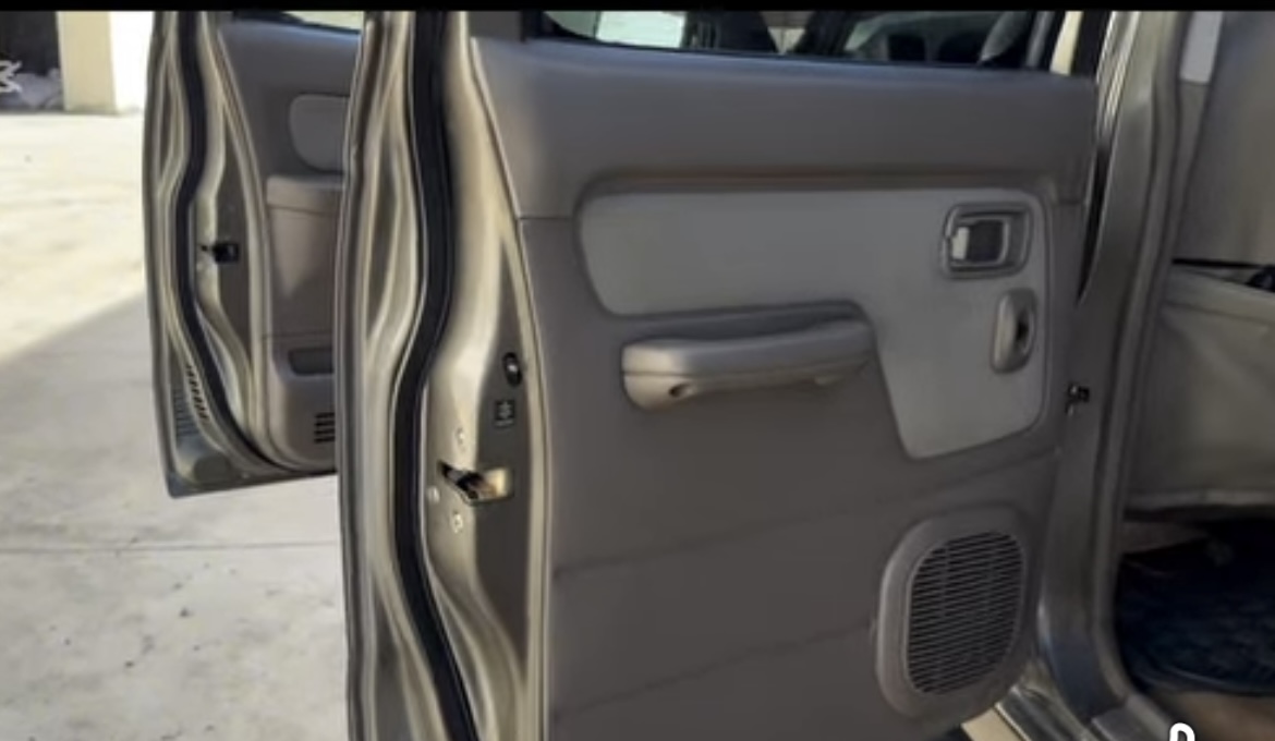 Nissan Frontier ឆ្នាំ 2001 ប៉ុង2 Auto 